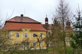 Fara u kostel svatého Jiljí (Dolánky) ( © František Kinař 05/2017)