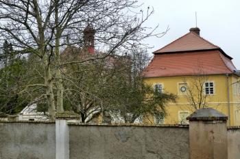 Fara u kostel svatého Jiljí (Dolánky) ( © František Kinař 05/2017)