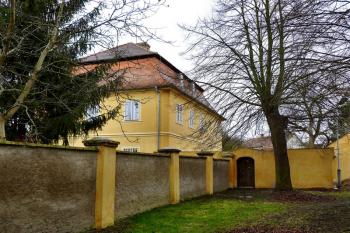 Fara u kostel svatého Jiljí (Dolánky) ( © František Kinař 05/2017)