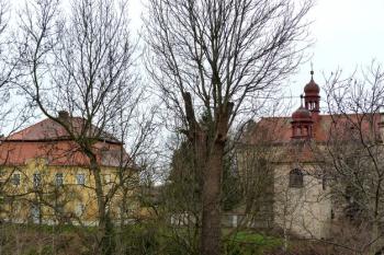 Fara u kostel svatého Jiljí (Dolánky) ( © František Kinař 05/2017)