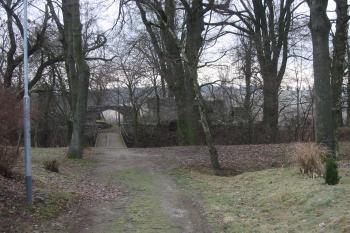 příjezd k tvrzi od západu (© D Dohňanský, 01/2016)