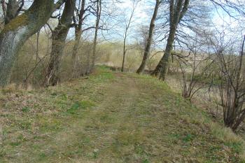 Jižní val, vlevo -vnitřní příkop, vpravo - vnější příkop (© Dušan Dohňanský  04/2022)