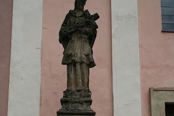 Socha sv. Jana Nepomuckého z roku 1756 (© Ivan Grisa, 10/2008)