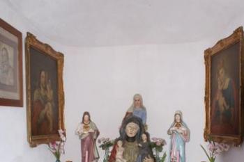 Vnitřek kaple s vzácnou dřevěnou sochou sv. Anny Samotřetí (r. 2009 nahrazena kopií) (© Jaroslav Barák, 07/2008)