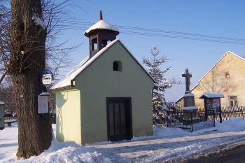 Kaple s okolím v zimě 2005 (© Michal Schuster, 12/2005)