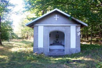 Pohled na čelní stěnu kaple (© Vladimír Studecký, 9/2008)