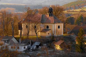 Pohled na kostel z kopce Čapík (© Jan Senft, 05/2015)