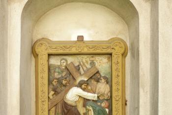 překrásně plasticky vyhotovená křížová cesta u kostela (© František Kinař, 05/2012)