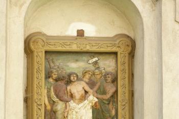 překrásně plasticky vyhotovená křížová cesta u kostela (© František Kinař, 05/2012)