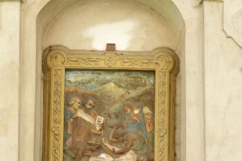 překrásně plasticky vyhotovená křížová cesta u kostela (© František Kinař, 05/2012)