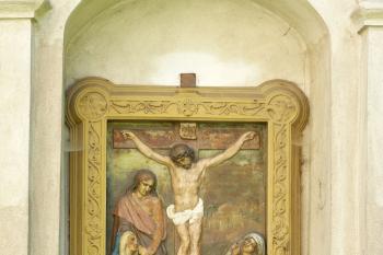 překrásně plasticky vyhotovená křížová cesta u kostela (© František Kinař, 05/2012)