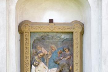 překrásně plasticky vyhotovená křížová cesta u kostela (© František Kinař, 05/2012)