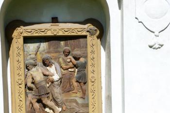 překrásně plasticky vyhotovená křížová cesta u kostela (© František Kinař, 05/2012)