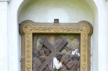 překrásně plasticky vyhotovená křížová cesta u kostela (© František Kinař, 05/2012)