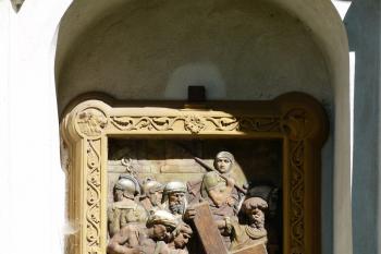 překrásně plasticky vyhotovená křížová cesta u kostela (© František Kinař, 05/2012)