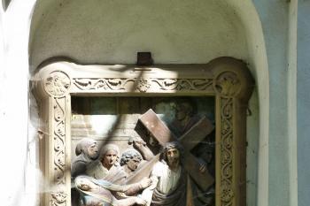 překrásně plasticky vyhotovená křížová cesta u kostela (© František Kinař, 05/2012)