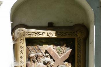 překrásně plasticky vyhotovená křížová cesta u kostela (© František Kinař, 05/2012)