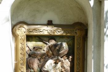 překrásně plasticky vyhotovená křížová cesta u kostela (© František Kinař, 05/2012)