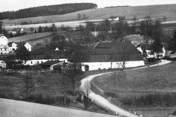 pohled na dvůr od západu za první republiky ( © archiv pí. Klimšové 07/2005)