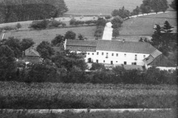 pohled od západu na dvůr ( © archiv pí. Klimšové 07/2005)