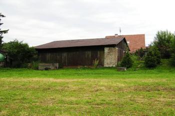 pohled od západu na hospodářskou budovu v zadní části bývalého dvora ( © Jan P. Štěpánek 07/2005)
