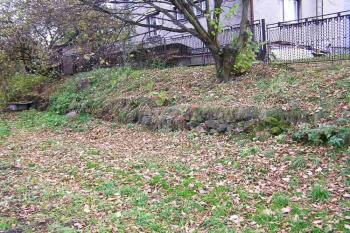 kamenná teráska snad vybudovaná z kamenného zdiva zbouraných budov dvora ( © Jan P. Štěpánek 11/2005)