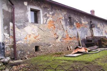 jediný autentický objekt dvora-hospodářské stavení na severozápadě ( © Jan P. Štěpánek 11/2005)