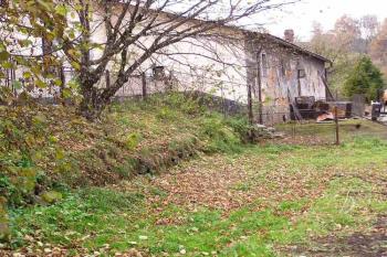 jediný autentický objekt dvora-hospodářské stavení na severozápadě ( © Jan P. Štěpánek 11/2005)