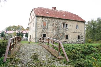 Východní fasáda zámku s mostem přes Bystrou (© Ivan Grisa, 10/2008)