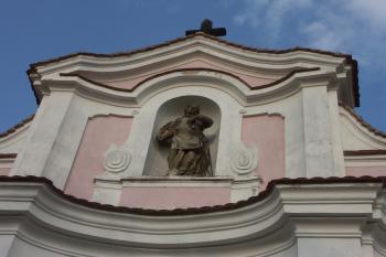 západní průčelí kostela se sochou sv. Vavřince ( © Milan Caha 06/2008)