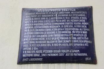 Informační tabule na severní stěně kostelní věže ( © Ivan Grisa 09/2009)
