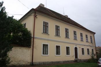 Děkanství západně od kostela ( © Ivan Grisa 09/2009)