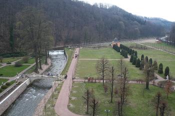 Pohled na údolí Mohelnice, vpravo velká zahrada, obnovená po povodni 2002 (© Ivan Grisa, 03/2007)