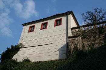 Budova na předhradí ze šíjového příkopu (© Ivan Grisa, 03/2007)