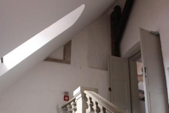 Horní část schodiště ze zámeckého křídla do hradu dokládá postupný vývoj objektu ( © Ivan Grisa 04/2010)