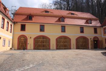 Rekonstruované předzámčí ( © Ivan Grisa 04/2010)