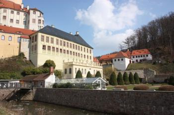 Zámecké křídlo a předzámčí z mostu přes Müglitz ( © Ivan Grisa 04/2010)