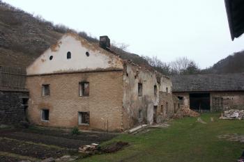 vyhořelá část mlýna ( © Milan Caha 03/2008)