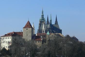 Dle Guinnessovy knihy rekordů největší hrad světa působí od východu poněkud skromným dojmem ( © Petr Turyna 03/2006)