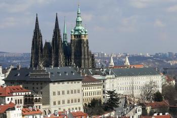 Před svatovítským chrámem zakrývá západní vstup do hradu dvojice Schwarzenberských paláců ( © Petr Turyna 03/2006)