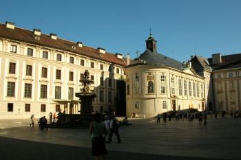 Druhé hradní nádvoří s kaplí (© Jana Štěpánková, 09/2006)