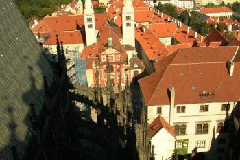 Pohled z věže katedrály na východní část hradu s dominantou basiliky sv. Jiří (© Jana Štěpánková, 09/2006)