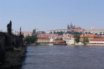 Od paty Karlova mostu (© Dušan Lipár, 02/2007)