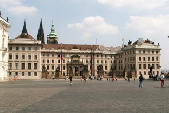 Pohled na Pražský hrad z Hradčanského náměstí (v popředí hlavní barokní brána) ( © Miroslav BITTER 05/2007)