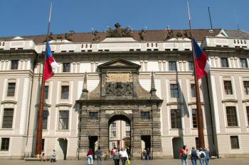 Pohled z prvního nádvoří na Matyášovu bránu (jedná se o první barokní stavbu na Pražském hradě – pochází z roku 1614) ( © Miroslav BITTER 05/2007)