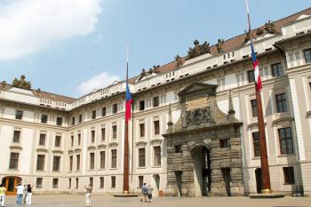 Budovy prvního nádvoří pocházejí ze 60. let 18. století a jsou dílem vídeňského architekta N. Pacassiho. ( © Miroslav BITTER 05/2007)