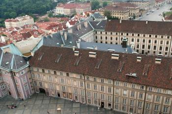 Pohled z věže chrámu sv. Víta na budovy hradu (první až třetí hradní nádvoří) ( © Miroslav BITTER 05/2007)