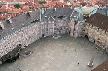 Pohled z věže Chrámu sv. Víta na budovy hradu (třetí hradní nádvoří) ( © Miroslav BITTER 05/2007)