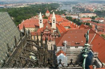 Pohled z Chrámu sv. Víta (v popředí Bazilika a klášter sv. Jiří) ( © Miroslav BITTER 05/2007)