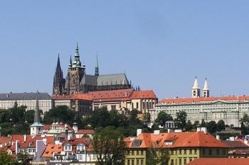 Panorama Pražského hradu ze Staroměstského břehu Vltavy ( © Jan P. Štěpánek 07/2007)